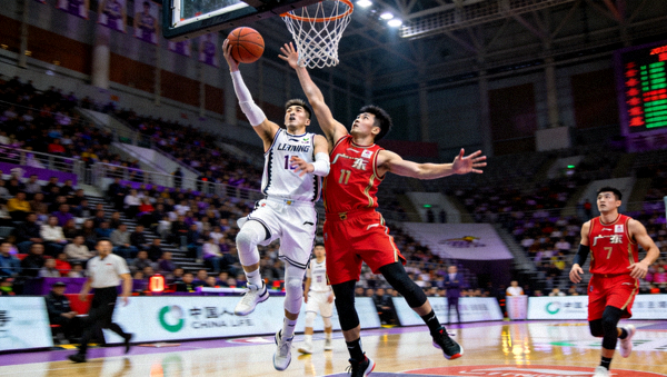CBA总决赛辽宁对阵广东，球员篮下强攻与防守拼抢画面