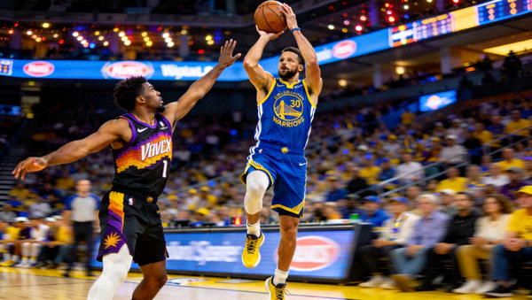 NBA金州勇士对阵菲尼克斯太阳，球员三分线外出手瞬间