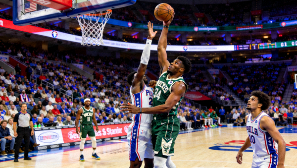 NBA密尔沃基雄鹿对阵费城76人，内线球员强打篮下