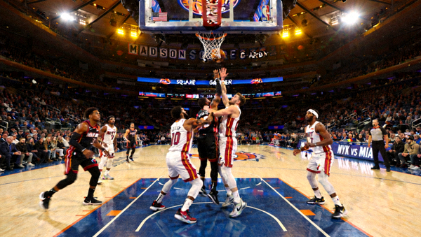 NBA纽约尼克斯对阵迈阿密热火，麦迪逊广场花园球馆比赛现场