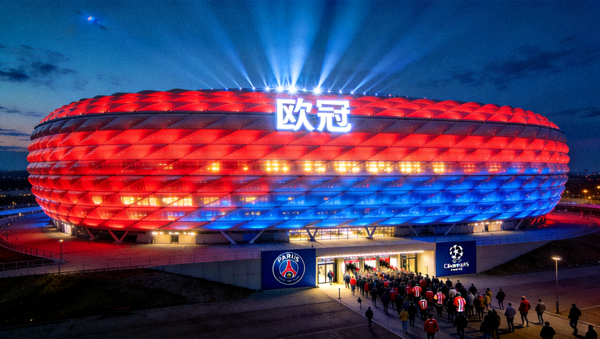 欧冠拜仁慕尼黑对阵巴黎圣日耳曼，安联球场赛前全景灯光